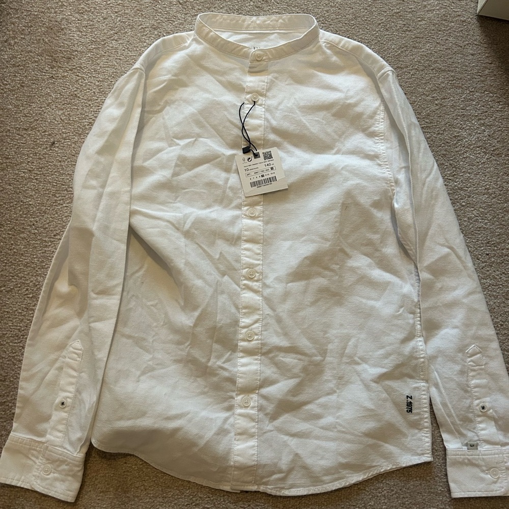 Zara long sleeve banded collared shirt. Front button closure. NWT. Size 10